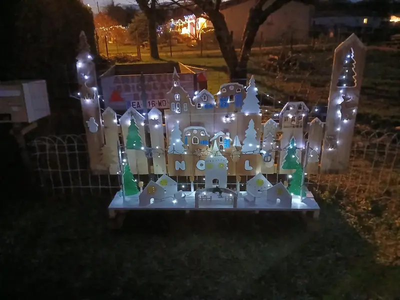 Décoration de Noël en bois illuminée de nuit