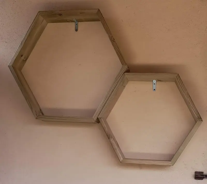 Étagères hexagonales en bois fixées au mur