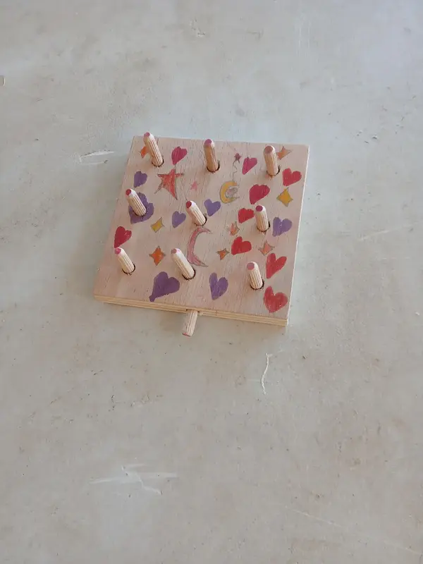 Jeu en bois peint avec cœurs colorés pour enfants