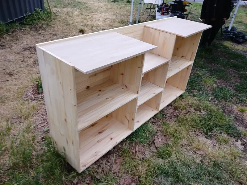Meubles en bois brut assemblés lors d'un atelier