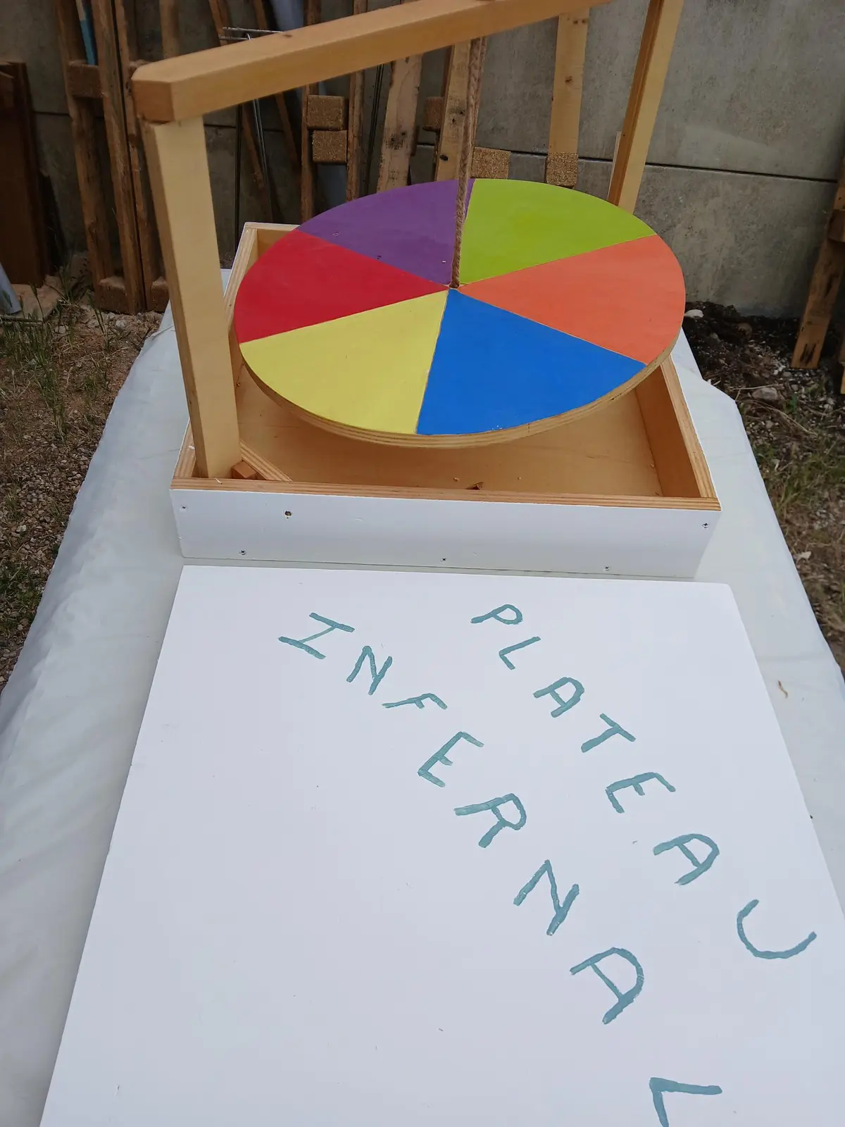 Roue infernale en bois sur pied, animation d'atelier créatif pour adultes