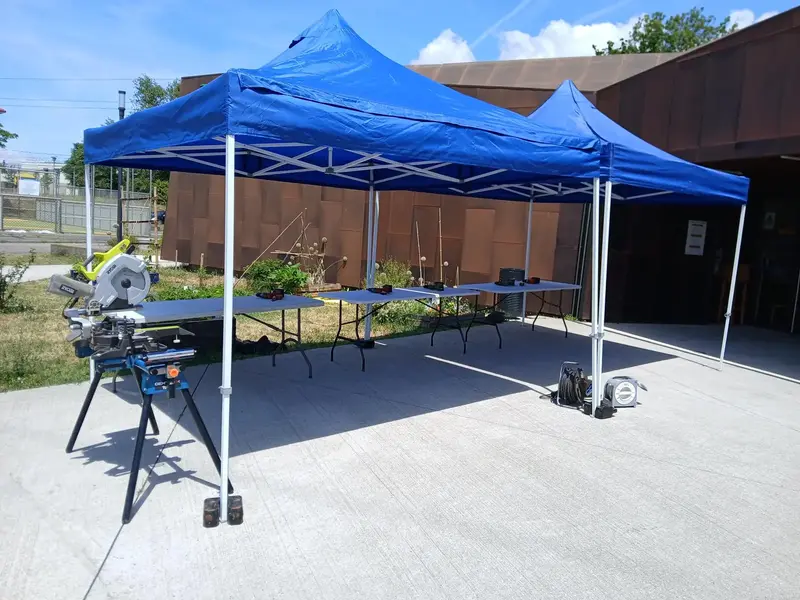 Tentes installées pour un atelier bricolage bois en extérieur