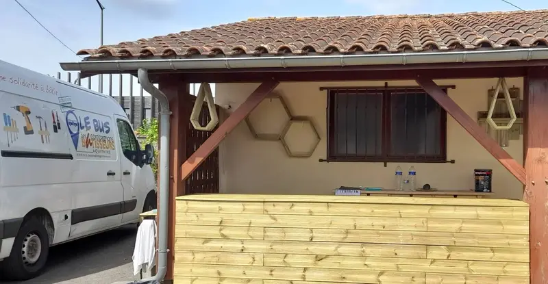 Terrasse en bois en cours de finition